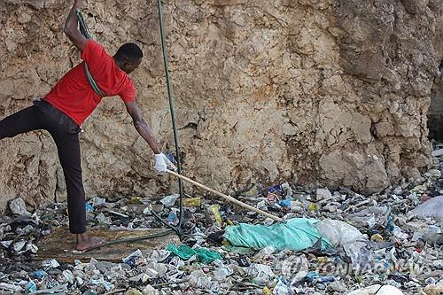 케냐 쓰레기 매립장에서 발견된 시신 수습  [EAP 연합뉴스 자료사진]